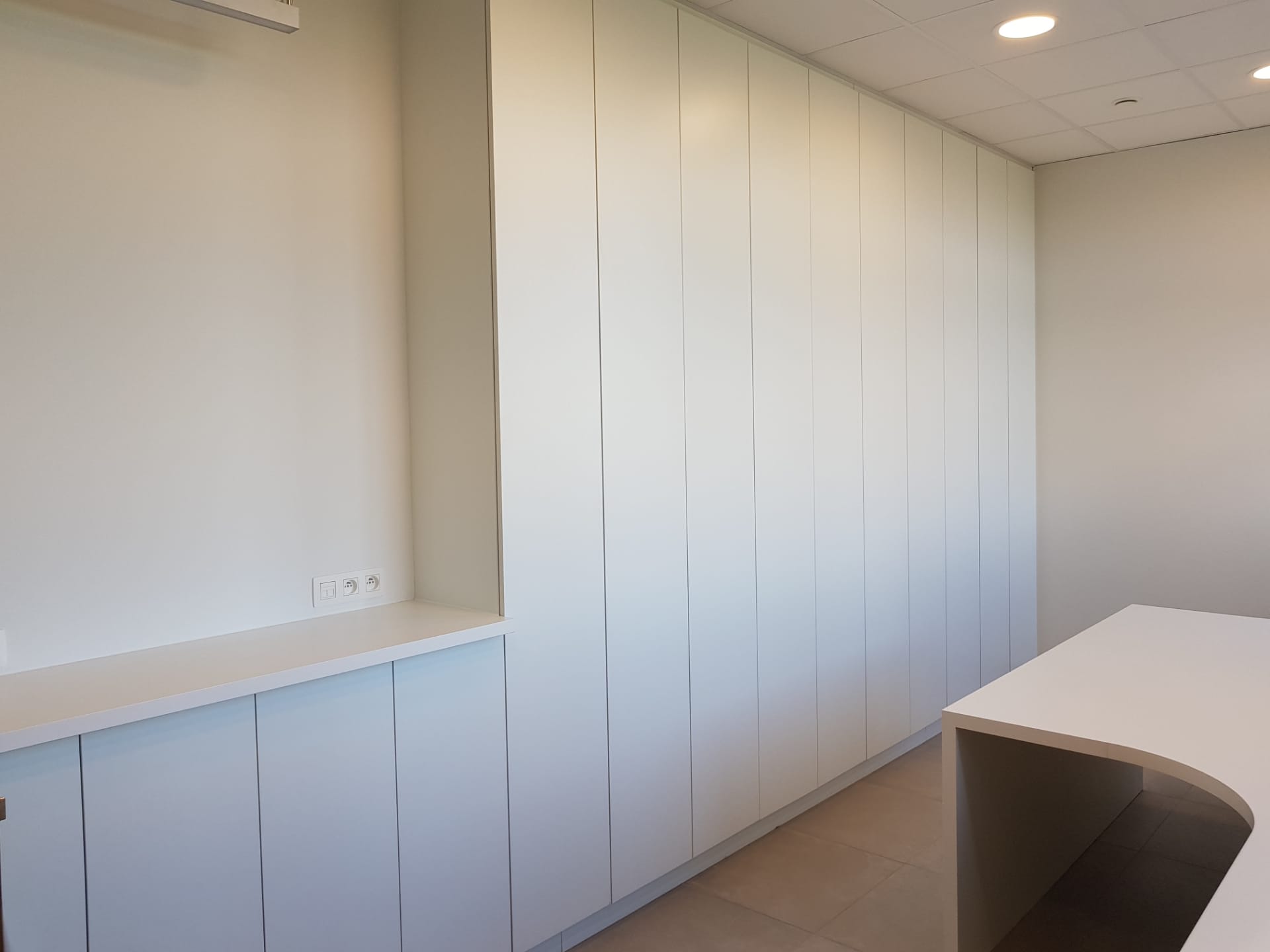 Binnendeuren, binnenramen, zitbanken en meubilair school Lummen - Vrago Interieur